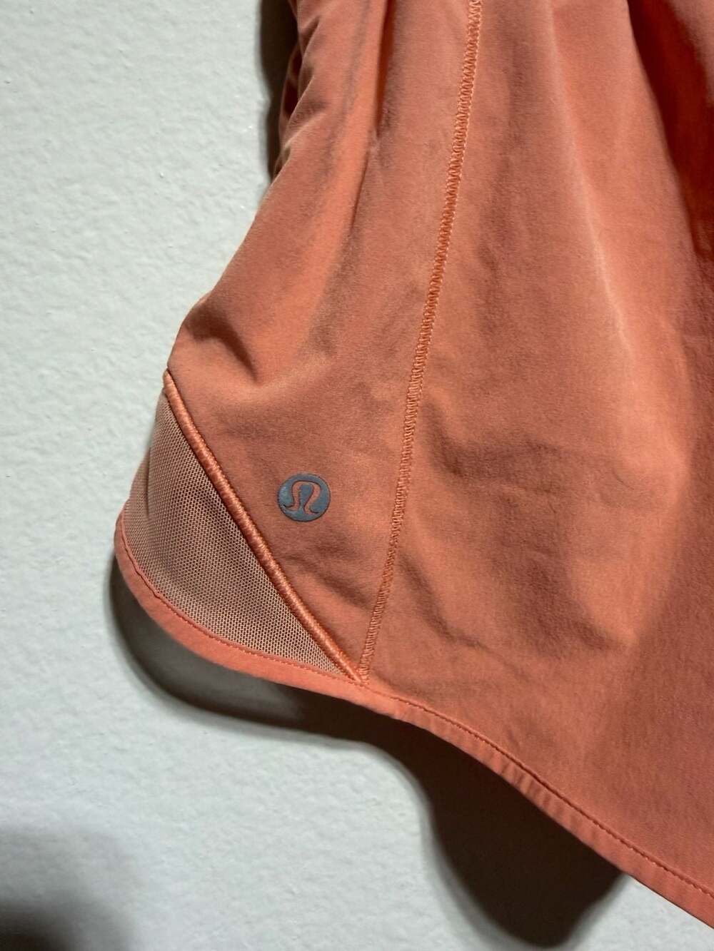 Lululemon Hotty Hot High-Rise Lined Shorts 2.5 inch, Size 6 - Picture 3 of 4